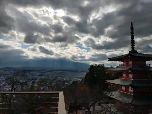 新倉富士浅間神社の{uncategorized: "未分類", other: "その他", undefined: "問題あり", building: "その他建物", grave: "お墓", sacred_gate: "鳥居", guardian: "狛犬", statue: "像", buddha: "仏像", history: "歴史", nature: "自然", garden: "庭園", animal: "動物", pagoda: "塔", temizu: "手水舎", mountain_gate: "山門・神門", sanctuary: "本殿・本堂", subordinate: "末社・摂社", art: "芸術", scenery: "景色", jizo: "地蔵", ema: "絵馬", goshuin: "御朱印", omikuji: "おみくじ", items: "授与品その他", amulet: "お守り", goshuincho: "御朱印帳", eats: "食事", festival: "お祭り", votive_dance: "神楽", shichigosan: "七五三参", wedding: "結婚式", experience: "体験その他", initially: "初詣", around: "周辺", anti_infection: "感染症対策"}