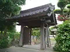 蔵泉寺の山門