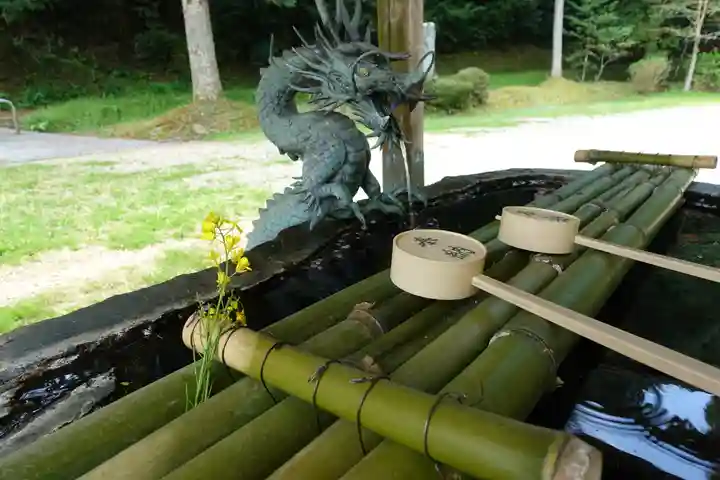 八咫烏神社の手水舎