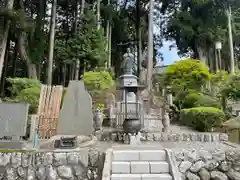 久遠寺の像