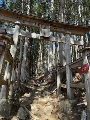 三峯神社奥宮の{uncategorized: "未分類", other: "その他", undefined: "問題あり", building: "その他建物", grave: "お墓", sacred_gate: "鳥居", guardian: "狛犬", statue: "像", buddha: "仏像", history: "歴史", nature: "自然", garden: "庭園", animal: "動物", pagoda: "塔", temizu: "手水舎", mountain_gate: "山門・神門", sanctuary: "本殿・本堂", subordinate: "末社・摂社", art: "芸術", scenery: "景色", jizo: "地蔵", ema: "絵馬", goshuin: "御朱印", omikuji: "おみくじ", items: "授与品その他", amulet: "お守り", goshuincho: "御朱印帳", eats: "食事", festival: "お祭り", votive_dance: "神楽", shichigosan: "七五三参", wedding: "結婚式", experience: "体験その他", initially: "初詣", around: "周辺", anti_infection: "感染症対策"}