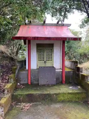 三原神社下社の{uncategorized: "未分類", other: "その他", undefined: "問題あり", building: "その他建物", grave: "お墓", sacred_gate: "鳥居", guardian: "狛犬", statue: "像", buddha: "仏像", history: "歴史", nature: "自然", garden: "庭園", animal: "動物", pagoda: "塔", temizu: "手水舎", mountain_gate: "山門・神門", sanctuary: "本殿・本堂", subordinate: "末社・摂社", art: "芸術", scenery: "景色", jizo: "地蔵", ema: "絵馬", goshuin: "御朱印", omikuji: "おみくじ", items: "授与品その他", amulet: "お守り", goshuincho: "御朱印帳", eats: "食事", festival: "お祭り", votive_dance: "神楽", shichigosan: "七五三参", wedding: "結婚式", experience: "体験その他", initially: "初詣", around: "周辺", anti_infection: "感染症対策"}