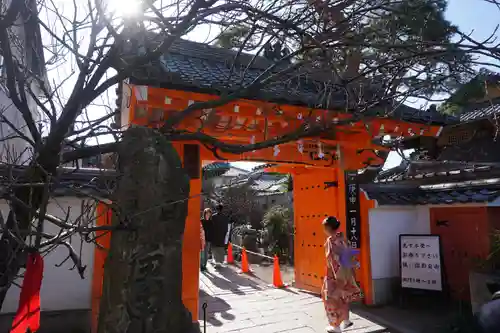 金剛寺（八坂庚申堂）の山門