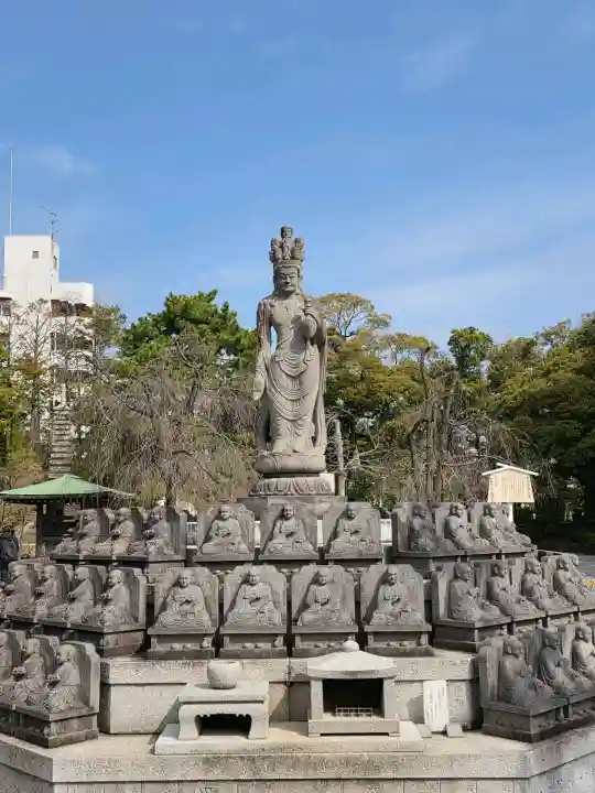西新井大師総持寺の{uncategorized: "未分類", other: "その他", undefined: "問題あり", building: "その他建物", grave: "お墓", sacred_gate: "鳥居", guardian: "狛犬", statue: "像", buddha: "仏像", history: "歴史", nature: "自然", garden: "庭園", animal: "動物", pagoda: "塔", temizu: "手水舎", mountain_gate: "山門・神門", sanctuary: "本殿・本堂", subordinate: "末社・摂社", art: "芸術", scenery: "景色", jizo: "地蔵", ema: "絵馬", goshuin: "御朱印", omikuji: "おみくじ", items: "授与品その他", amulet: "お守り", goshuincho: "御朱印帳", eats: "食事", festival: "お祭り", votive_dance: "神楽", shichigosan: "七五三参", wedding: "結婚式", experience: "体験その他", initially: "初詣", around: "周辺", anti_infection: "感染症対策"}
