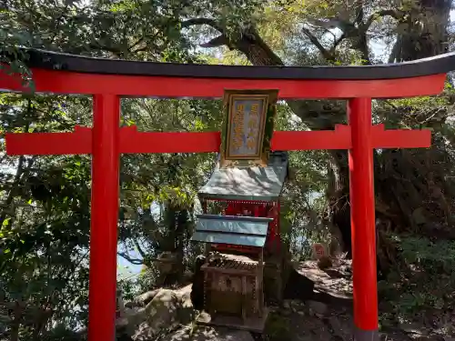 竹生島神社（都久夫須麻神社）の{uncategorized: "未分類", other: "その他", undefined: "問題あり", building: "その他建物", grave: "お墓", sacred_gate: "鳥居", guardian: "狛犬", statue: "像", buddha: "仏像", history: "歴史", nature: "自然", garden: "庭園", animal: "動物", pagoda: "塔", temizu: "手水舎", mountain_gate: "山門・神門", sanctuary: "本殿・本堂", subordinate: "末社・摂社", art: "芸術", scenery: "景色", jizo: "地蔵", ema: "絵馬", goshuin: "御朱印", omikuji: "おみくじ", items: "授与品その他", amulet: "お守り", goshuincho: "御朱印帳", eats: "食事", festival: "お祭り", votive_dance: "神楽", shichigosan: "七五三参", wedding: "結婚式", experience: "体験その他", initially: "初詣", around: "周辺", anti_infection: "感染症対策"}