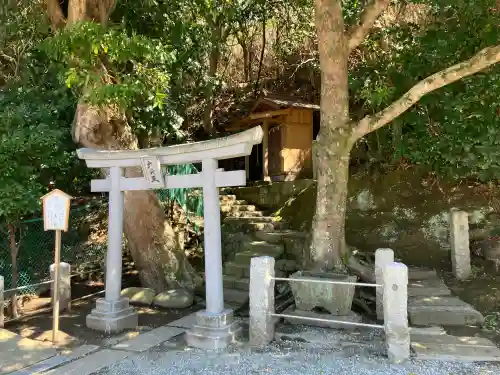 小動神社の{uncategorized: "未分類", other: "その他", undefined: "問題あり", building: "その他建物", grave: "お墓", sacred_gate: "鳥居", guardian: "狛犬", statue: "像", buddha: "仏像", history: "歴史", nature: "自然", garden: "庭園", animal: "動物", pagoda: "塔", temizu: "手水舎", mountain_gate: "山門・神門", sanctuary: "本殿・本堂", subordinate: "末社・摂社", art: "芸術", scenery: "景色", jizo: "地蔵", ema: "絵馬", goshuin: "御朱印", omikuji: "おみくじ", items: "授与品その他", amulet: "お守り", goshuincho: "御朱印帳", eats: "食事", festival: "お祭り", votive_dance: "神楽", shichigosan: "七五三参", wedding: "結婚式", experience: "体験その他", initially: "初詣", around: "周辺", anti_infection: "感染症対策"}