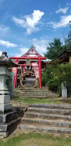 差出磯大嶽山神社 仕事と健康と厄よけの神さまの鳥居