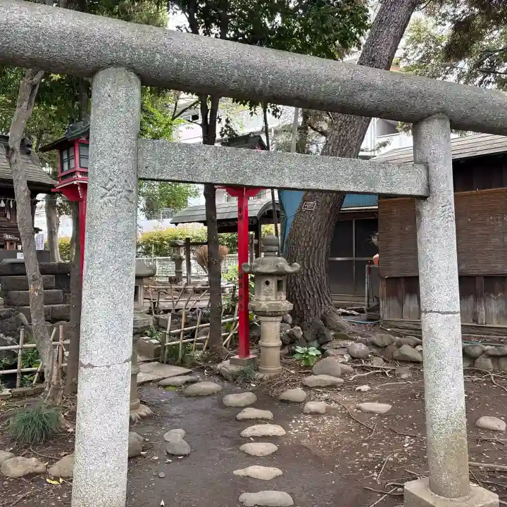 四本木稲荷神社の{uncategorized: "未分類", other: "その他", undefined: "問題あり", building: "その他建物", grave: "お墓", sacred_gate: "鳥居", guardian: "狛犬", statue: "像", buddha: "仏像", history: "歴史", nature: "自然", garden: "庭園", animal: "動物", pagoda: "塔", temizu: "手水舎", mountain_gate: "山門・神門", sanctuary: "本殿・本堂", subordinate: "末社・摂社", art: "芸術", scenery: "景色", jizo: "地蔵", ema: "絵馬", goshuin: "御朱印", omikuji: "おみくじ", items: "授与品その他", amulet: "お守り", goshuincho: "御朱印帳", eats: "食事", festival: "お祭り", votive_dance: "神楽", shichigosan: "七五三参", wedding: "結婚式", experience: "体験その他", initially: "初詣", around: "周辺", anti_infection: "感染症対策"}