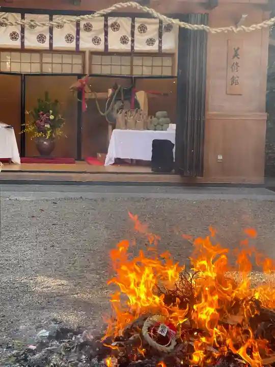 美多彌神社の{uncategorized: "未分類", other: "その他", undefined: "問題あり", building: "その他建物", grave: "お墓", sacred_gate: "鳥居", guardian: "狛犬", statue: "像", buddha: "仏像", history: "歴史", nature: "自然", garden: "庭園", animal: "動物", pagoda: "塔", temizu: "手水舎", mountain_gate: "山門・神門", sanctuary: "本殿・本堂", subordinate: "末社・摂社", art: "芸術", scenery: "景色", jizo: "地蔵", ema: "絵馬", goshuin: "御朱印", omikuji: "おみくじ", items: "授与品その他", amulet: "お守り", goshuincho: "御朱印帳", eats: "食事", festival: "お祭り", votive_dance: "神楽", shichigosan: "七五三参", wedding: "結婚式", experience: "体験その他", initially: "初詣", around: "周辺", anti_infection: "感染症対策"}