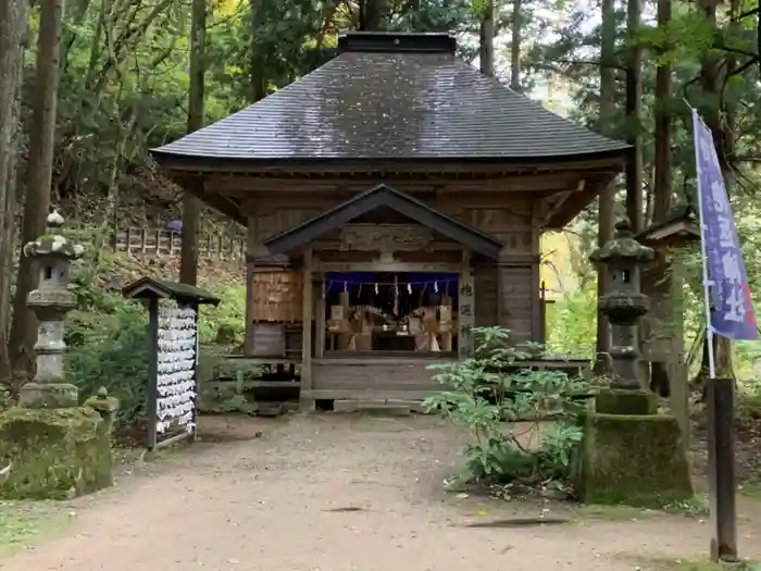 抱返神社の本殿