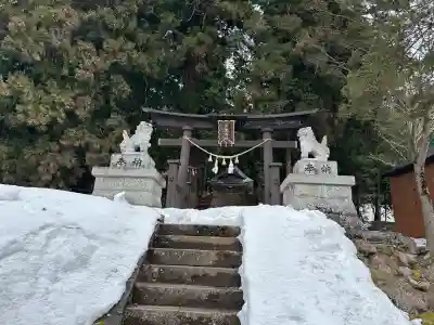 赤瀧神社の{uncategorized: "未分類", other: "その他", undefined: "問題あり", building: "その他建物", grave: "お墓", sacred_gate: "鳥居", guardian: "狛犬", statue: "像", buddha: "仏像", history: "歴史", nature: "自然", garden: "庭園", animal: "動物", pagoda: "塔", temizu: "手水舎", mountain_gate: "山門・神門", sanctuary: "本殿・本堂", subordinate: "末社・摂社", art: "芸術", scenery: "景色", jizo: "地蔵", ema: "絵馬", goshuin: "御朱印", omikuji: "おみくじ", items: "授与品その他", amulet: "お守り", goshuincho: "御朱印帳", eats: "食事", festival: "お祭り", votive_dance: "神楽", shichigosan: "七五三参", wedding: "結婚式", experience: "体験その他", initially: "初詣", around: "周辺", anti_infection: "感染症対策"}