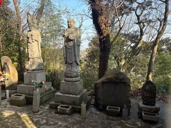 伏見稲荷神社の{uncategorized: "未分類", other: "その他", undefined: "問題あり", building: "その他建物", grave: "お墓", sacred_gate: "鳥居", guardian: "狛犬", statue: "像", buddha: "仏像", history: "歴史", nature: "自然", garden: "庭園", animal: "動物", pagoda: "塔", temizu: "手水舎", mountain_gate: "山門・神門", sanctuary: "本殿・本堂", subordinate: "末社・摂社", art: "芸術", scenery: "景色", jizo: "地蔵", ema: "絵馬", goshuin: "御朱印", omikuji: "おみくじ", items: "授与品その他", amulet: "お守り", goshuincho: "御朱印帳", eats: "食事", festival: "お祭り", votive_dance: "神楽", shichigosan: "七五三参", wedding: "結婚式", experience: "体験その他", initially: "初詣", around: "周辺", anti_infection: "感染症対策"}
