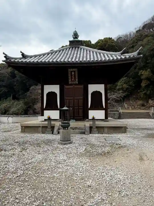 西国寺の{uncategorized: "未分類", other: "その他", undefined: "問題あり", building: "その他建物", grave: "お墓", sacred_gate: "鳥居", guardian: "狛犬", statue: "像", buddha: "仏像", history: "歴史", nature: "自然", garden: "庭園", animal: "動物", pagoda: "塔", temizu: "手水舎", mountain_gate: "山門・神門", sanctuary: "本殿・本堂", subordinate: "末社・摂社", art: "芸術", scenery: "景色", jizo: "地蔵", ema: "絵馬", goshuin: "御朱印", omikuji: "おみくじ", items: "授与品その他", amulet: "お守り", goshuincho: "御朱印帳", eats: "食事", festival: "お祭り", votive_dance: "神楽", shichigosan: "七五三参", wedding: "結婚式", experience: "体験その他", initially: "初詣", around: "周辺", anti_infection: "感染症対策"}