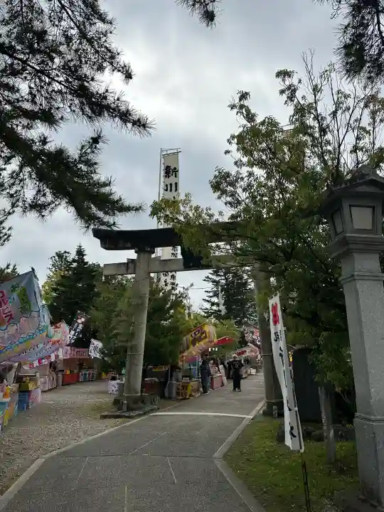 新川神社の{uncategorized: "未分類", other: "その他", undefined: "問題あり", building: "その他建物", grave: "お墓", sacred_gate: "鳥居", guardian: "狛犬", statue: "像", buddha: "仏像", history: "歴史", nature: "自然", garden: "庭園", animal: "動物", pagoda: "塔", temizu: "手水舎", mountain_gate: "山門・神門", sanctuary: "本殿・本堂", subordinate: "末社・摂社", art: "芸術", scenery: "景色", jizo: "地蔵", ema: "絵馬", goshuin: "御朱印", omikuji: "おみくじ", items: "授与品その他", amulet: "お守り", goshuincho: "御朱印帳", eats: "食事", festival: "お祭り", votive_dance: "神楽", shichigosan: "七五三参", wedding: "結婚式", experience: "体験その他", initially: "初詣", around: "周辺", anti_infection: "感染症対策"}