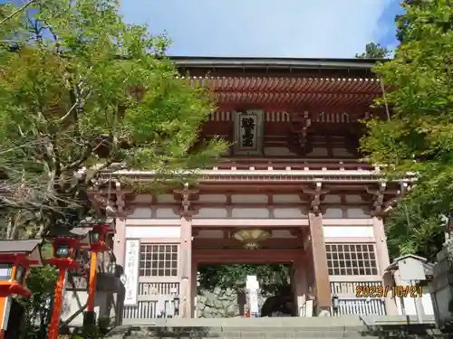 鞍馬寺の山門