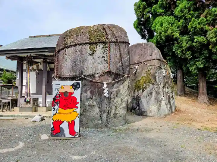三ツ石神社(岩手県)
