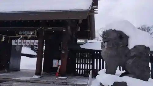 札幌護國神社の山門・神門