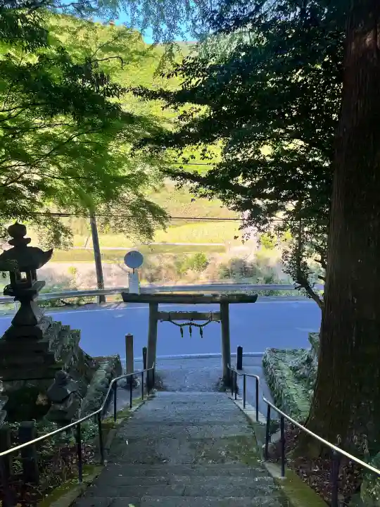 國津神社の{uncategorized: "未分類", other: "その他", undefined: "問題あり", building: "その他建物", grave: "お墓", sacred_gate: "鳥居", guardian: "狛犬", statue: "像", buddha: "仏像", history: "歴史", nature: "自然", garden: "庭園", animal: "動物", pagoda: "塔", temizu: "手水舎", mountain_gate: "山門・神門", sanctuary: "本殿・本堂", subordinate: "末社・摂社", art: "芸術", scenery: "景色", jizo: "地蔵", ema: "絵馬", goshuin: "御朱印", omikuji: "おみくじ", items: "授与品その他", amulet: "お守り", goshuincho: "御朱印帳", eats: "食事", festival: "お祭り", votive_dance: "神楽", shichigosan: "七五三参", wedding: "結婚式", experience: "体験その他", initially: "初詣", around: "周辺", anti_infection: "感染症対策"}