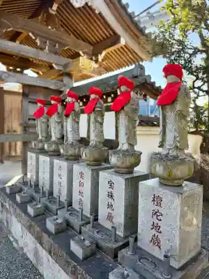 伝重寺の{uncategorized: "未分類", other: "その他", undefined: "問題あり", building: "その他建物", grave: "お墓", sacred_gate: "鳥居", guardian: "狛犬", statue: "像", buddha: "仏像", history: "歴史", nature: "自然", garden: "庭園", animal: "動物", pagoda: "塔", temizu: "手水舎", mountain_gate: "山門・神門", sanctuary: "本殿・本堂", subordinate: "末社・摂社", art: "芸術", scenery: "景色", jizo: "地蔵", ema: "絵馬", goshuin: "御朱印", omikuji: "おみくじ", items: "授与品その他", amulet: "お守り", goshuincho: "御朱印帳", eats: "食事", festival: "お祭り", votive_dance: "神楽", shichigosan: "七五三参", wedding: "結婚式", experience: "体験その他", initially: "初詣", around: "周辺", anti_infection: "感染症対策"}