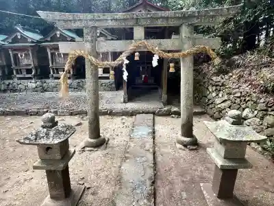 吉田八幡神社の{uncategorized: "未分類", other: "その他", undefined: "問題あり", building: "その他建物", grave: "お墓", sacred_gate: "鳥居", guardian: "狛犬", statue: "像", buddha: "仏像", history: "歴史", nature: "自然", garden: "庭園", animal: "動物", pagoda: "塔", temizu: "手水舎", mountain_gate: "山門・神門", sanctuary: "本殿・本堂", subordinate: "末社・摂社", art: "芸術", scenery: "景色", jizo: "地蔵", ema: "絵馬", goshuin: "御朱印", omikuji: "おみくじ", items: "授与品その他", amulet: "お守り", goshuincho: "御朱印帳", eats: "食事", festival: "お祭り", votive_dance: "神楽", shichigosan: "七五三参", wedding: "結婚式", experience: "体験その他", initially: "初詣", around: "周辺", anti_infection: "感染症対策"}