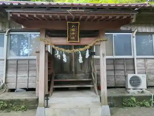 八幡神社の{uncategorized: "未分類", other: "その他", undefined: "問題あり", building: "その他建物", grave: "お墓", sacred_gate: "鳥居", guardian: "狛犬", statue: "像", buddha: "仏像", history: "歴史", nature: "自然", garden: "庭園", animal: "動物", pagoda: "塔", temizu: "手水舎", mountain_gate: "山門・神門", sanctuary: "本殿・本堂", subordinate: "末社・摂社", art: "芸術", scenery: "景色", jizo: "地蔵", ema: "絵馬", goshuin: "御朱印", omikuji: "おみくじ", items: "授与品その他", amulet: "お守り", goshuincho: "御朱印帳", eats: "食事", festival: "お祭り", votive_dance: "神楽", shichigosan: "七五三参", wedding: "結婚式", experience: "体験その他", initially: "初詣", around: "周辺", anti_infection: "感染症対策"}