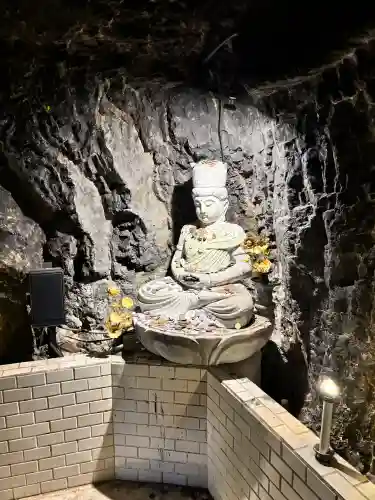 岩戸弘法弘峰寺の{uncategorized: "未分類", other: "その他", undefined: "問題あり", building: "その他建物", grave: "お墓", sacred_gate: "鳥居", guardian: "狛犬", statue: "像", buddha: "仏像", history: "歴史", nature: "自然", garden: "庭園", animal: "動物", pagoda: "塔", temizu: "手水舎", mountain_gate: "山門・神門", sanctuary: "本殿・本堂", subordinate: "末社・摂社", art: "芸術", scenery: "景色", jizo: "地蔵", ema: "絵馬", goshuin: "御朱印", omikuji: "おみくじ", items: "授与品その他", amulet: "お守り", goshuincho: "御朱印帳", eats: "食事", festival: "お祭り", votive_dance: "神楽", shichigosan: "七五三参", wedding: "結婚式", experience: "体験その他", initially: "初詣", around: "周辺", anti_infection: "感染症対策"}