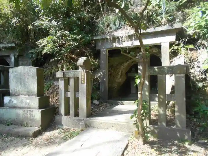 法華堂跡(源頼朝墓・北条義時墓)のお墓