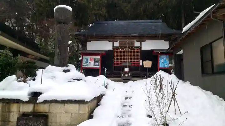 山寺日枝神社の{uncategorized: "未分類", other: "その他", undefined: "問題あり", building: "その他建物", grave: "お墓", sacred_gate: "鳥居", guardian: "狛犬", statue: "像", buddha: "仏像", history: "歴史", nature: "自然", garden: "庭園", animal: "動物", pagoda: "塔", temizu: "手水舎", mountain_gate: "山門・神門", sanctuary: "本殿・本堂", subordinate: "末社・摂社", art: "芸術", scenery: "景色", jizo: "地蔵", ema: "絵馬", goshuin: "御朱印", omikuji: "おみくじ", items: "授与品その他", amulet: "お守り", goshuincho: "御朱印帳", eats: "食事", festival: "お祭り", votive_dance: "神楽", shichigosan: "七五三参", wedding: "結婚式", experience: "体験その他", initially: "初詣", around: "周辺", anti_infection: "感染症対策"}