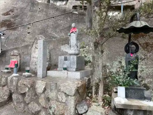 妙光院の{uncategorized: "未分類", other: "その他", undefined: "問題あり", building: "その他建物", grave: "お墓", sacred_gate: "鳥居", guardian: "狛犬", statue: "像", buddha: "仏像", history: "歴史", nature: "自然", garden: "庭園", animal: "動物", pagoda: "塔", temizu: "手水舎", mountain_gate: "山門・神門", sanctuary: "本殿・本堂", subordinate: "末社・摂社", art: "芸術", scenery: "景色", jizo: "地蔵", ema: "絵馬", goshuin: "御朱印", omikuji: "おみくじ", items: "授与品その他", amulet: "お守り", goshuincho: "御朱印帳", eats: "食事", festival: "お祭り", votive_dance: "神楽", shichigosan: "七五三参", wedding: "結婚式", experience: "体験その他", initially: "初詣", around: "周辺", anti_infection: "感染症対策"}