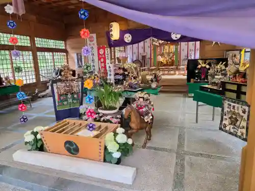 串間神社の{uncategorized: "未分類", other: "その他", undefined: "問題あり", building: "その他建物", grave: "お墓", sacred_gate: "鳥居", guardian: "狛犬", statue: "像", buddha: "仏像", history: "歴史", nature: "自然", garden: "庭園", animal: "動物", pagoda: "塔", temizu: "手水舎", mountain_gate: "山門・神門", sanctuary: "本殿・本堂", subordinate: "末社・摂社", art: "芸術", scenery: "景色", jizo: "地蔵", ema: "絵馬", goshuin: "御朱印", omikuji: "おみくじ", items: "授与品その他", amulet: "お守り", goshuincho: "御朱印帳", eats: "食事", festival: "お祭り", votive_dance: "神楽", shichigosan: "七五三参", wedding: "結婚式", experience: "体験その他", initially: "初詣", around: "周辺", anti_infection: "感染症対策"}