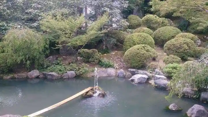 高座石寺の庭園