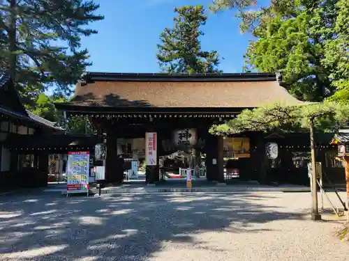 建部大社の山門