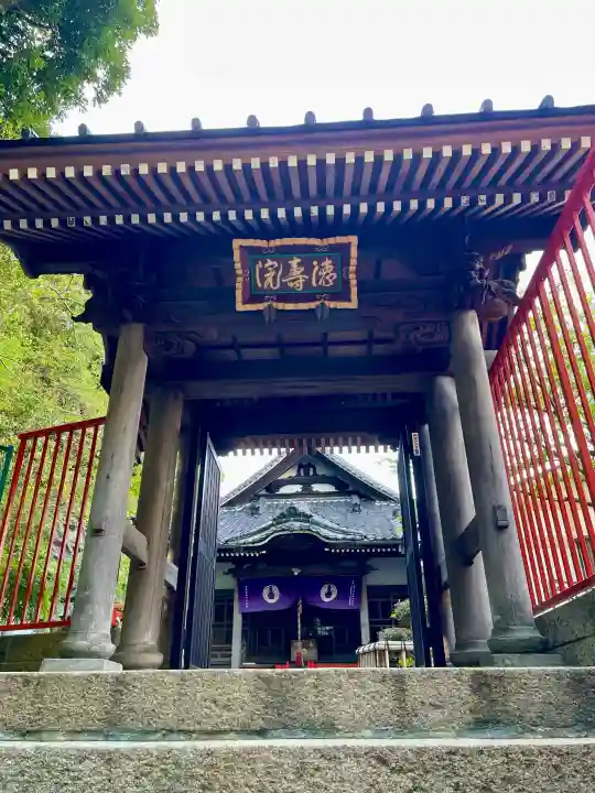 徳寿院の{uncategorized: "未分類", other: "その他", undefined: "問題あり", building: "その他建物", grave: "お墓", sacred_gate: "鳥居", guardian: "狛犬", statue: "像", buddha: "仏像", history: "歴史", nature: "自然", garden: "庭園", animal: "動物", pagoda: "塔", temizu: "手水舎", mountain_gate: "山門・神門", sanctuary: "本殿・本堂", subordinate: "末社・摂社", art: "芸術", scenery: "景色", jizo: "地蔵", ema: "絵馬", goshuin: "御朱印", omikuji: "おみくじ", items: "授与品その他", amulet: "お守り", goshuincho: "御朱印帳", eats: "食事", festival: "お祭り", votive_dance: "神楽", shichigosan: "七五三参", wedding: "結婚式", experience: "体験その他", initially: "初詣", around: "周辺", anti_infection: "感染症対策"}
