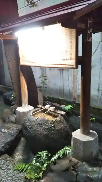 出世稲荷神社(柳森神社境外摂社)の手水舎
