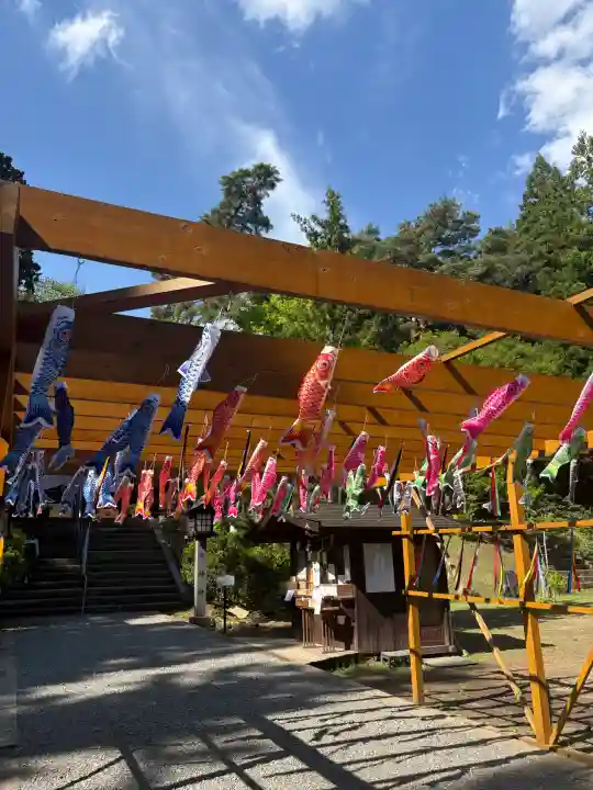 土津神社|こどもと出世の神さまの{uncategorized: "未分類", other: "その他", undefined: "問題あり", building: "その他建物", grave: "お墓", sacred_gate: "鳥居", guardian: "狛犬", statue: "像", buddha: "仏像", history: "歴史", nature: "自然", garden: "庭園", animal: "動物", pagoda: "塔", temizu: "手水舎", mountain_gate: "山門・神門", sanctuary: "本殿・本堂", subordinate: "末社・摂社", art: "芸術", scenery: "景色", jizo: "地蔵", ema: "絵馬", goshuin: "御朱印", omikuji: "おみくじ", items: "授与品その他", amulet: "お守り", goshuincho: "御朱印帳", eats: "食事", festival: "お祭り", votive_dance: "神楽", shichigosan: "七五三参", wedding: "結婚式", experience: "体験その他", initially: "初詣", around: "周辺", anti_infection: "感染症対策"}