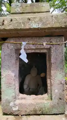 小烏神社の{uncategorized: "未分類", other: "その他", undefined: "問題あり", building: "その他建物", grave: "お墓", sacred_gate: "鳥居", guardian: "狛犬", statue: "像", buddha: "仏像", history: "歴史", nature: "自然", garden: "庭園", animal: "動物", pagoda: "塔", temizu: "手水舎", mountain_gate: "山門・神門", sanctuary: "本殿・本堂", subordinate: "末社・摂社", art: "芸術", scenery: "景色", jizo: "地蔵", ema: "絵馬", goshuin: "御朱印", omikuji: "おみくじ", items: "授与品その他", amulet: "お守り", goshuincho: "御朱印帳", eats: "食事", festival: "お祭り", votive_dance: "神楽", shichigosan: "七五三参", wedding: "結婚式", experience: "体験その他", initially: "初詣", around: "周辺", anti_infection: "感染症対策"}