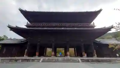 南禅寺の{uncategorized: "未分類", other: "その他", undefined: "問題あり", building: "その他建物", grave: "お墓", sacred_gate: "鳥居", guardian: "狛犬", statue: "像", buddha: "仏像", history: "歴史", nature: "自然", garden: "庭園", animal: "動物", pagoda: "塔", temizu: "手水舎", mountain_gate: "山門・神門", sanctuary: "本殿・本堂", subordinate: "末社・摂社", art: "芸術", scenery: "景色", jizo: "地蔵", ema: "絵馬", goshuin: "御朱印", omikuji: "おみくじ", items: "授与品その他", amulet: "お守り", goshuincho: "御朱印帳", eats: "食事", festival: "お祭り", votive_dance: "神楽", shichigosan: "七五三参", wedding: "結婚式", experience: "体験その他", initially: "初詣", around: "周辺", anti_infection: "感染症対策"}