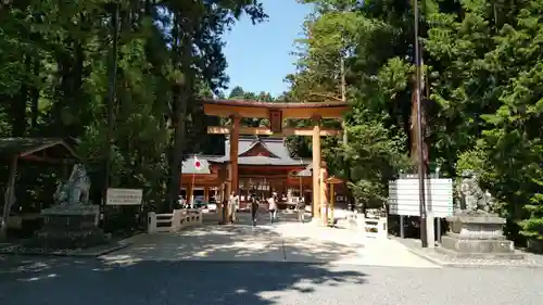 穂高神社本宮の鳥居