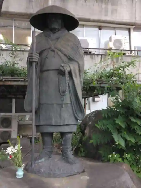 東本願寺の像
