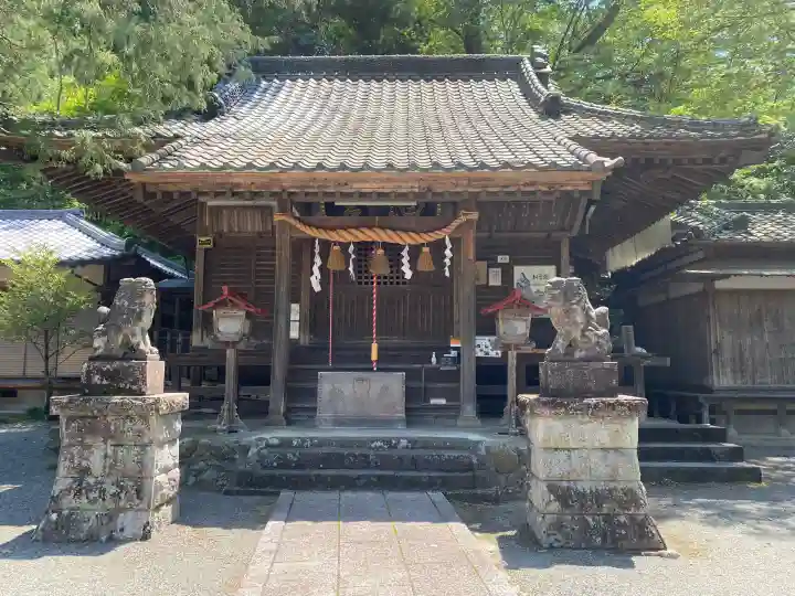 白瀧神社の{uncategorized: "未分類", other: "その他", undefined: "問題あり", building: "その他建物", grave: "お墓", sacred_gate: "鳥居", guardian: "狛犬", statue: "像", buddha: "仏像", history: "歴史", nature: "自然", garden: "庭園", animal: "動物", pagoda: "塔", temizu: "手水舎", mountain_gate: "山門・神門", sanctuary: "本殿・本堂", subordinate: "末社・摂社", art: "芸術", scenery: "景色", jizo: "地蔵", ema: "絵馬", goshuin: "御朱印", omikuji: "おみくじ", items: "授与品その他", amulet: "お守り", goshuincho: "御朱印帳", eats: "食事", festival: "お祭り", votive_dance: "神楽", shichigosan: "七五三参", wedding: "結婚式", experience: "体験その他", initially: "初詣", around: "周辺", anti_infection: "感染症対策"}