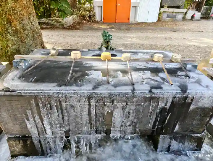 鹿島御児神社の{uncategorized: "未分類", other: "その他", undefined: "問題あり", building: "その他建物", grave: "お墓", sacred_gate: "鳥居", guardian: "狛犬", statue: "像", buddha: "仏像", history: "歴史", nature: "自然", garden: "庭園", animal: "動物", pagoda: "塔", temizu: "手水舎", mountain_gate: "山門・神門", sanctuary: "本殿・本堂", subordinate: "末社・摂社", art: "芸術", scenery: "景色", jizo: "地蔵", ema: "絵馬", goshuin: "御朱印", omikuji: "おみくじ", items: "授与品その他", amulet: "お守り", goshuincho: "御朱印帳", eats: "食事", festival: "お祭り", votive_dance: "神楽", shichigosan: "七五三参", wedding: "結婚式", experience: "体験その他", initially: "初詣", around: "周辺", anti_infection: "感染症対策"}