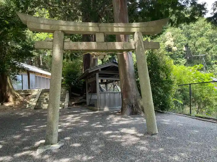 稲荷神社 (甲南町稗谷)の{uncategorized: "未分類", other: "その他", undefined: "問題あり", building: "その他建物", grave: "お墓", sacred_gate: "鳥居", guardian: "狛犬", statue: "像", buddha: "仏像", history: "歴史", nature: "自然", garden: "庭園", animal: "動物", pagoda: "塔", temizu: "手水舎", mountain_gate: "山門・神門", sanctuary: "本殿・本堂", subordinate: "末社・摂社", art: "芸術", scenery: "景色", jizo: "地蔵", ema: "絵馬", goshuin: "御朱印", omikuji: "おみくじ", items: "授与品その他", amulet: "お守り", goshuincho: "御朱印帳", eats: "食事", festival: "お祭り", votive_dance: "神楽", shichigosan: "七五三参", wedding: "結婚式", experience: "体験その他", initially: "初詣", around: "周辺", anti_infection: "感染症対策"}
