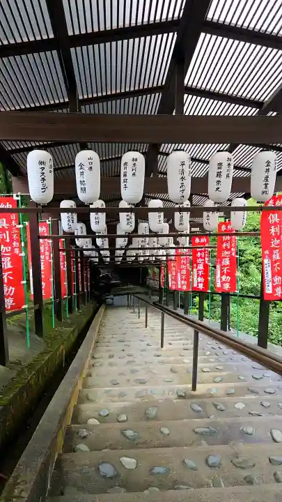 倶利迦羅不動寺山頂本堂の{uncategorized: "未分類", other: "その他", undefined: "問題あり", building: "その他建物", grave: "お墓", sacred_gate: "鳥居", guardian: "狛犬", statue: "像", buddha: "仏像", history: "歴史", nature: "自然", garden: "庭園", animal: "動物", pagoda: "塔", temizu: "手水舎", mountain_gate: "山門・神門", sanctuary: "本殿・本堂", subordinate: "末社・摂社", art: "芸術", scenery: "景色", jizo: "地蔵", ema: "絵馬", goshuin: "御朱印", omikuji: "おみくじ", items: "授与品その他", amulet: "お守り", goshuincho: "御朱印帳", eats: "食事", festival: "お祭り", votive_dance: "神楽", shichigosan: "七五三参", wedding: "結婚式", experience: "体験その他", initially: "初詣", around: "周辺", anti_infection: "感染症対策"}