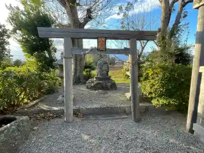 日和神社の{uncategorized: "未分類", other: "その他", undefined: "問題あり", building: "その他建物", grave: "お墓", sacred_gate: "鳥居", guardian: "狛犬", statue: "像", buddha: "仏像", history: "歴史", nature: "自然", garden: "庭園", animal: "動物", pagoda: "塔", temizu: "手水舎", mountain_gate: "山門・神門", sanctuary: "本殿・本堂", subordinate: "末社・摂社", art: "芸術", scenery: "景色", jizo: "地蔵", ema: "絵馬", goshuin: "御朱印", omikuji: "おみくじ", items: "授与品その他", amulet: "お守り", goshuincho: "御朱印帳", eats: "食事", festival: "お祭り", votive_dance: "神楽", shichigosan: "七五三参", wedding: "結婚式", experience: "体験その他", initially: "初詣", around: "周辺", anti_infection: "感染症対策"}