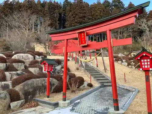 暮坪稲荷神社の{uncategorized: "未分類", other: "その他", undefined: "問題あり", building: "その他建物", grave: "お墓", sacred_gate: "鳥居", guardian: "狛犬", statue: "像", buddha: "仏像", history: "歴史", nature: "自然", garden: "庭園", animal: "動物", pagoda: "塔", temizu: "手水舎", mountain_gate: "山門・神門", sanctuary: "本殿・本堂", subordinate: "末社・摂社", art: "芸術", scenery: "景色", jizo: "地蔵", ema: "絵馬", goshuin: "御朱印", omikuji: "おみくじ", items: "授与品その他", amulet: "お守り", goshuincho: "御朱印帳", eats: "食事", festival: "お祭り", votive_dance: "神楽", shichigosan: "七五三参", wedding: "結婚式", experience: "体験その他", initially: "初詣", around: "周辺", anti_infection: "感染症対策"}