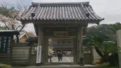 光明寺の{uncategorized: "未分類", other: "その他", undefined: "問題あり", building: "その他建物", grave: "お墓", sacred_gate: "鳥居", guardian: "狛犬", statue: "像", buddha: "仏像", history: "歴史", nature: "自然", garden: "庭園", animal: "動物", pagoda: "塔", temizu: "手水舎", mountain_gate: "山門・神門", sanctuary: "本殿・本堂", subordinate: "末社・摂社", art: "芸術", scenery: "景色", jizo: "地蔵", ema: "絵馬", goshuin: "御朱印", omikuji: "おみくじ", items: "授与品その他", amulet: "お守り", goshuincho: "御朱印帳", eats: "食事", festival: "お祭り", votive_dance: "神楽", shichigosan: "七五三参", wedding: "結婚式", experience: "体験その他", initially: "初詣", around: "周辺", anti_infection: "感染症対策"}