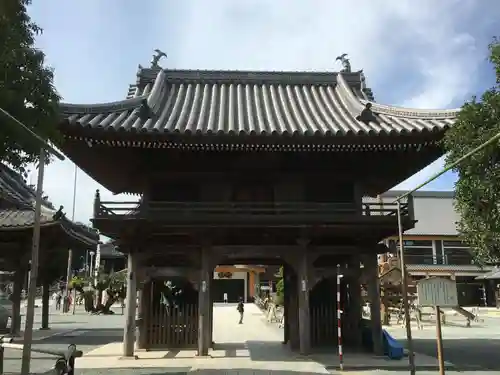 豊川閣　妙厳寺の山門・神門