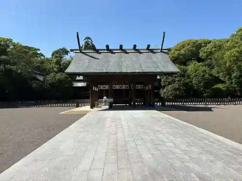 宮崎神宮の{uncategorized: "未分類", other: "その他", undefined: "問題あり", building: "その他建物", grave: "お墓", sacred_gate: "鳥居", guardian: "狛犬", statue: "像", buddha: "仏像", history: "歴史", nature: "自然", garden: "庭園", animal: "動物", pagoda: "塔", temizu: "手水舎", mountain_gate: "山門・神門", sanctuary: "本殿・本堂", subordinate: "末社・摂社", art: "芸術", scenery: "景色", jizo: "地蔵", ema: "絵馬", goshuin: "御朱印", omikuji: "おみくじ", items: "授与品その他", amulet: "お守り", goshuincho: "御朱印帳", eats: "食事", festival: "お祭り", votive_dance: "神楽", shichigosan: "七五三参", wedding: "結婚式", experience: "体験その他", initially: "初詣", around: "周辺", anti_infection: "感染症対策"}