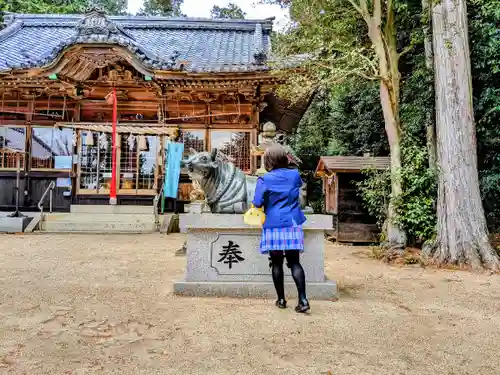 千種神社の像