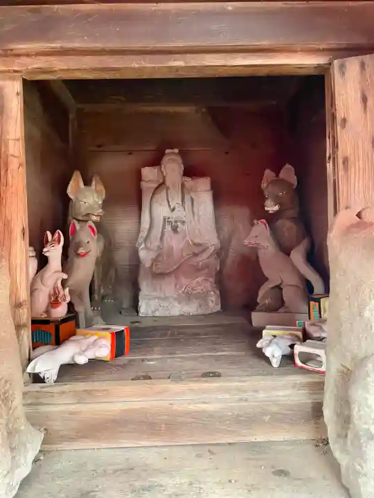 洲之崎稲荷神社の{uncategorized: "未分類", other: "その他", undefined: "問題あり", building: "その他建物", grave: "お墓", sacred_gate: "鳥居", guardian: "狛犬", statue: "像", buddha: "仏像", history: "歴史", nature: "自然", garden: "庭園", animal: "動物", pagoda: "塔", temizu: "手水舎", mountain_gate: "山門・神門", sanctuary: "本殿・本堂", subordinate: "末社・摂社", art: "芸術", scenery: "景色", jizo: "地蔵", ema: "絵馬", goshuin: "御朱印", omikuji: "おみくじ", items: "授与品その他", amulet: "お守り", goshuincho: "御朱印帳", eats: "食事", festival: "お祭り", votive_dance: "神楽", shichigosan: "七五三参", wedding: "結婚式", experience: "体験その他", initially: "初詣", around: "周辺", anti_infection: "感染症対策"}